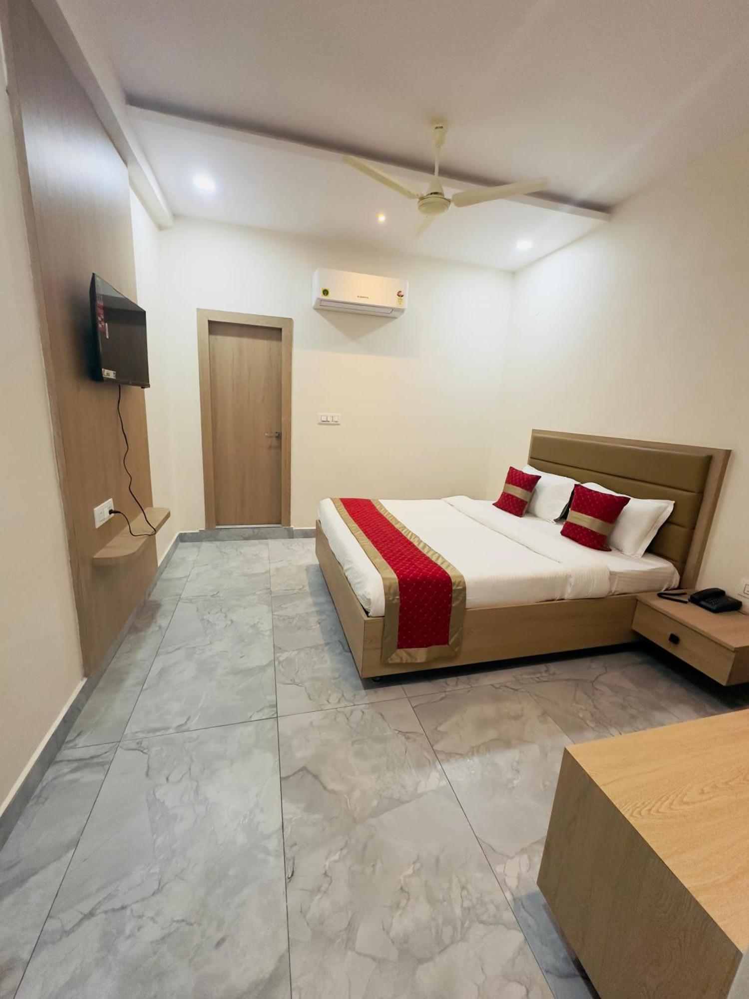 Hotel Raga Karimnagar Habitación foto