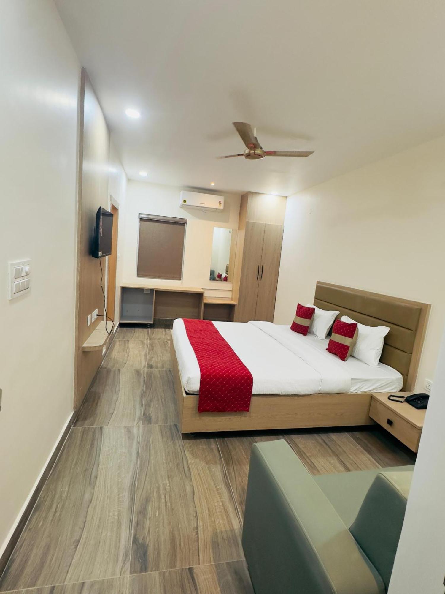 Hotel Raga Karimnagar Habitación foto