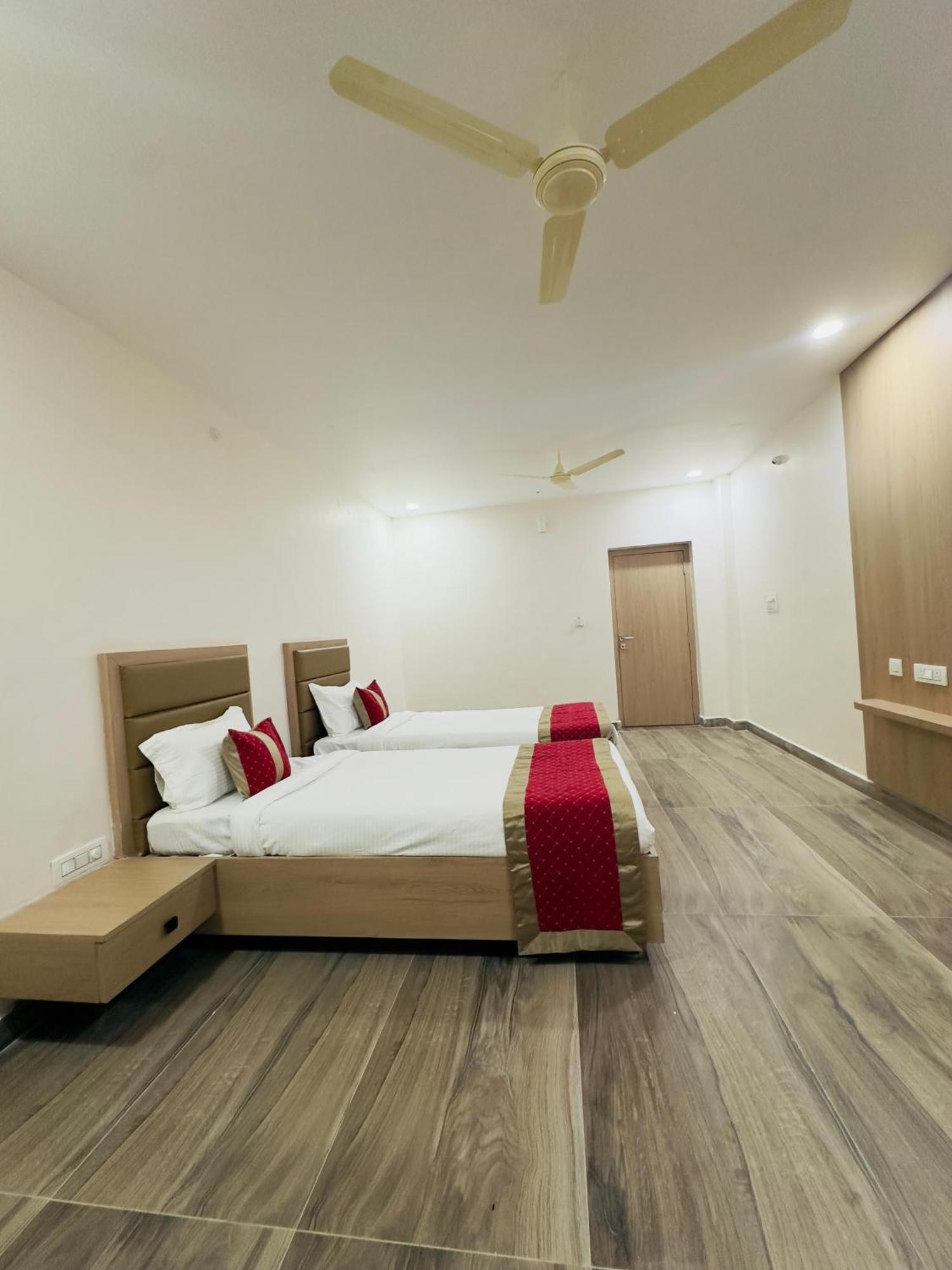 Hotel Raga Karimnagar Habitación foto